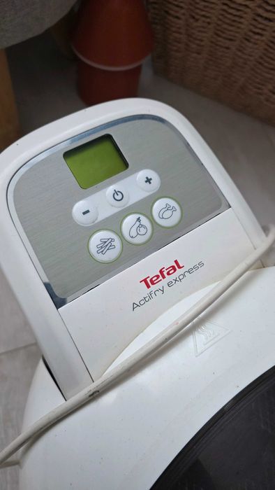 Se vinde Air fryer TEFAL