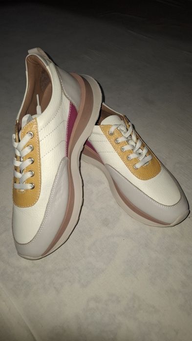 Женские кроссовки