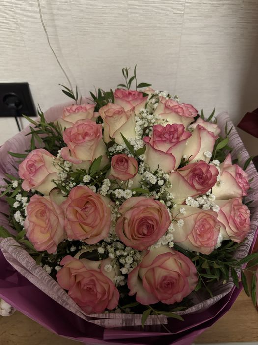 Букет красивых роз с гипсофилами