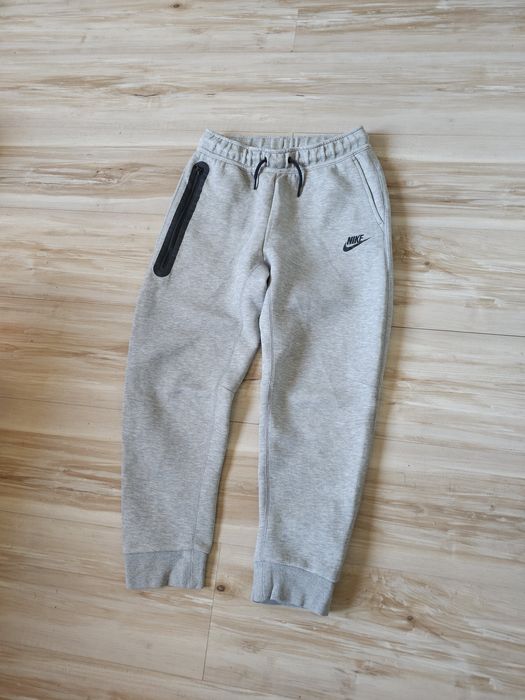 Оригинално долнище Nike Tech Fleece