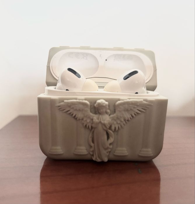 Carcasa iPods Pro cu inger