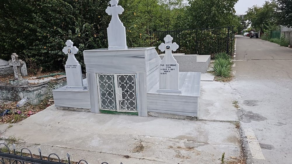 Vând monumente funerare