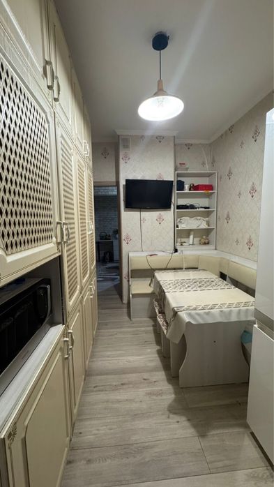 Кухонный шкаф , стол, скамья