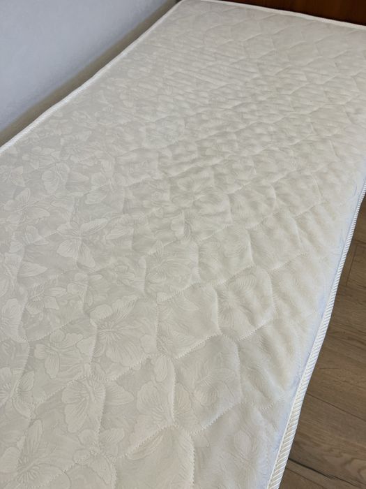 Матрас односпальный, пружинный.