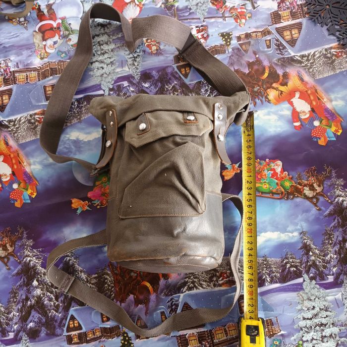 Genti militare pentru masti de gaze, mai multe modele diferite.