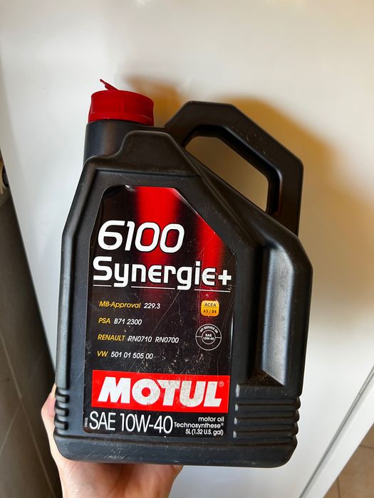Vând ulei de motor: MOTUL 6100 10W-40 și 5W-40 (husă auto)