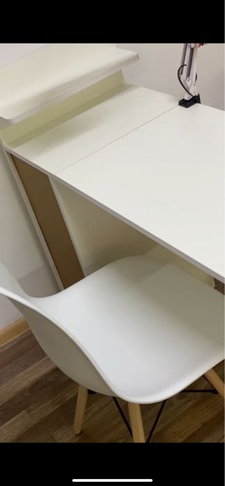 Продам маникюрный столик и 2 стула