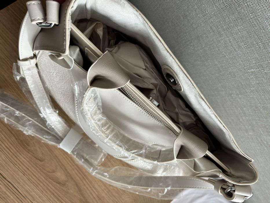 Дамска чанта , нова , средна големина