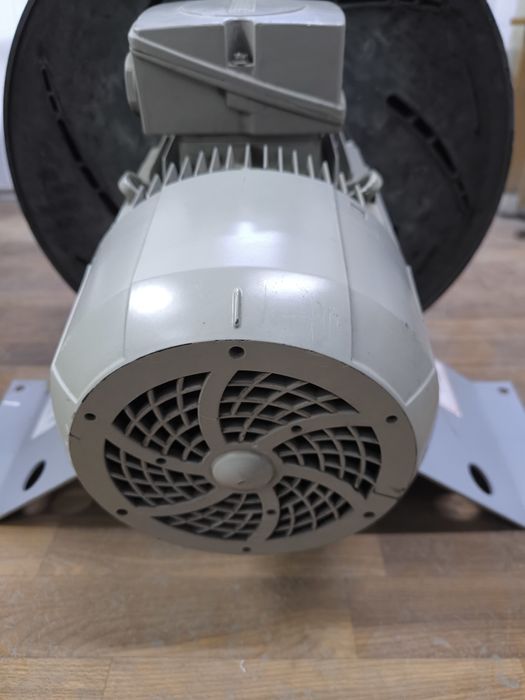 Электродвигатель с вентилятором