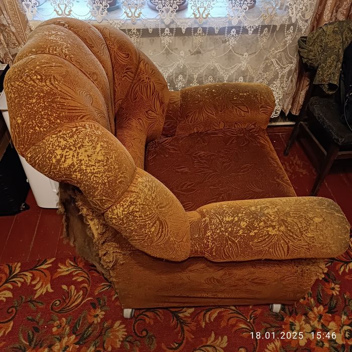 Диван раскладной и кресло.