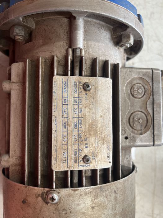 Motor electric de 0,37 kw cu reductor