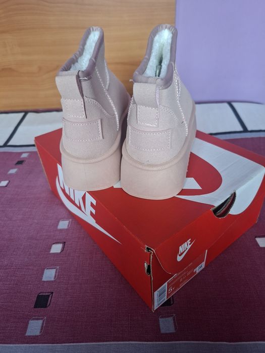 Vând Ghete Damă UGG  Italia Mărimea 37 Noi