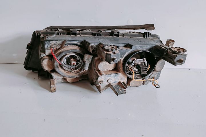 Far dreapta cu defecte 084441136R BMW Seria 3 E46 (facelift)