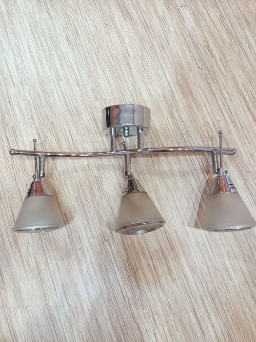 Продам люстру трехрожковую