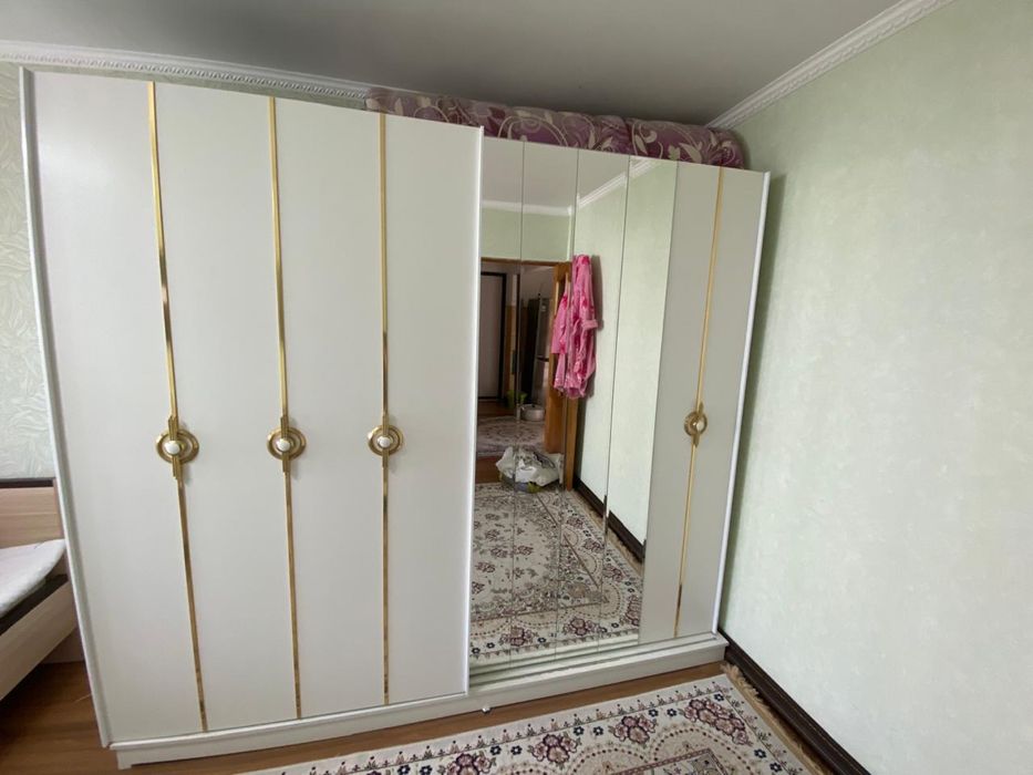 Үш есікті айнасы бар үлкен шкаф