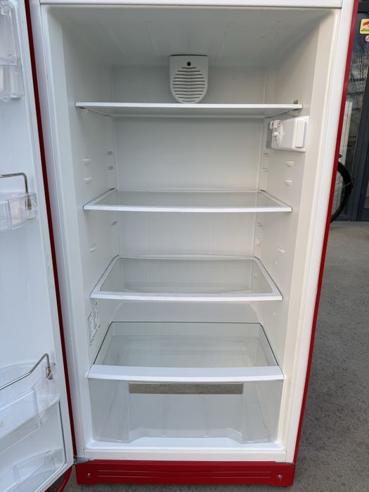 Перфектен червен хладилник SMEG