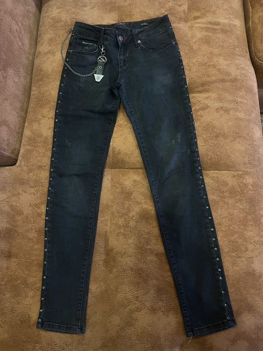 Елегантни черни дънки с много красив акцент по крачолите