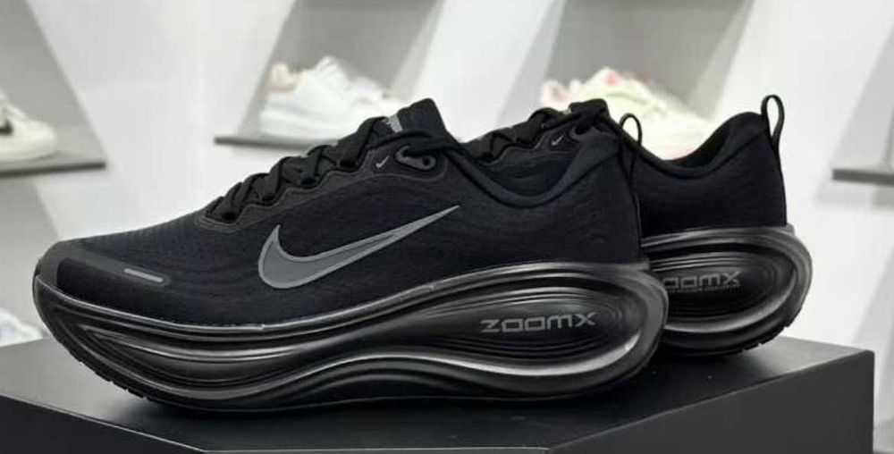 Продавам нови мъжки маратонки Nike Vomero Plus all black