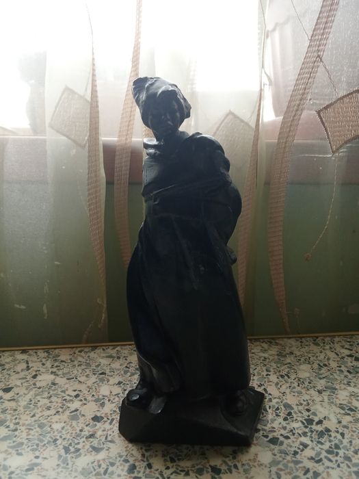 Статуетки времён СССР(фарфор,каслинское литьё),посуда.