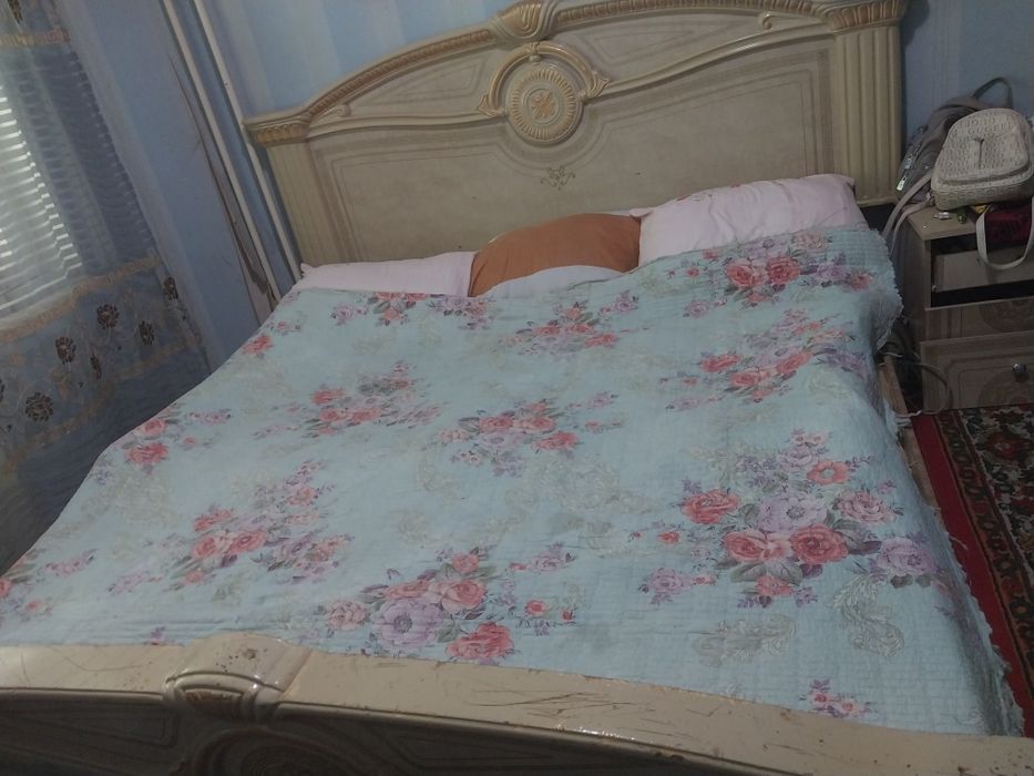 Продаётся  двуспальная кровать и 2 тумбочки и большой тримон