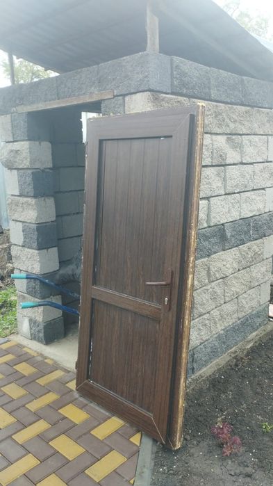 Пластиковая дверь