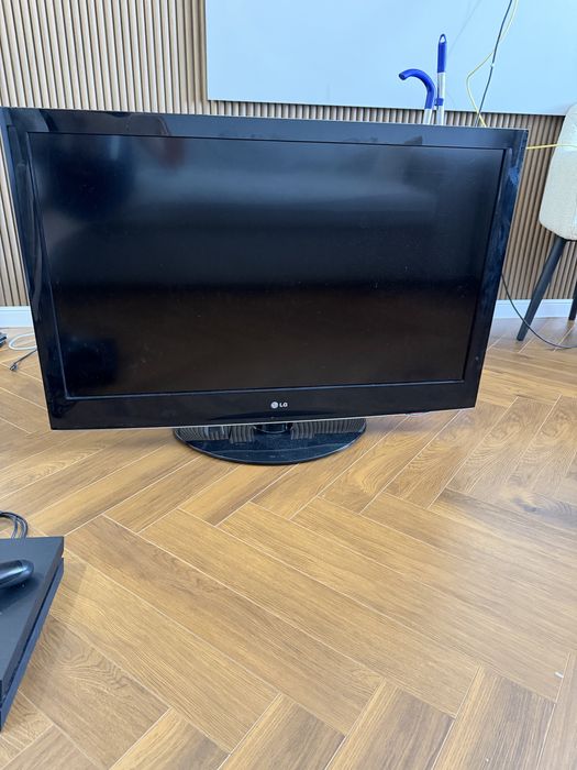 Телевизор LG в хорошем состояний