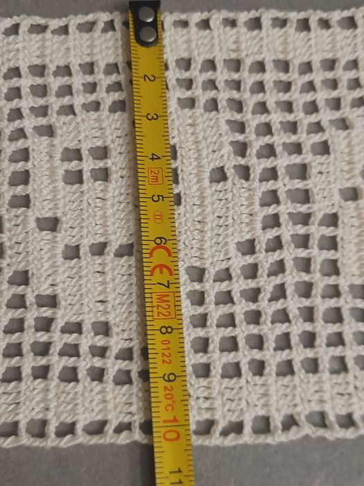 Dantelă croșetată manual