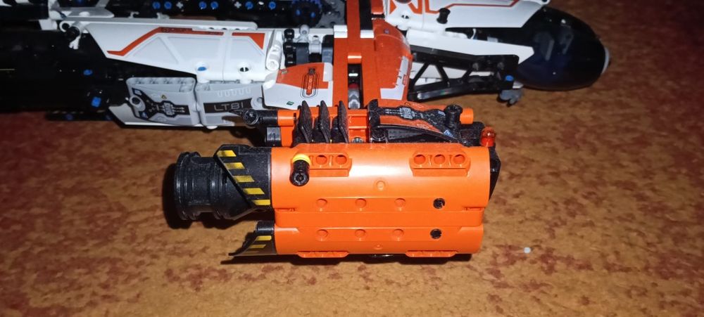 42181)
LEGO Technic - Naveta spatiala LT81 cu decolare si aterizare (42181)