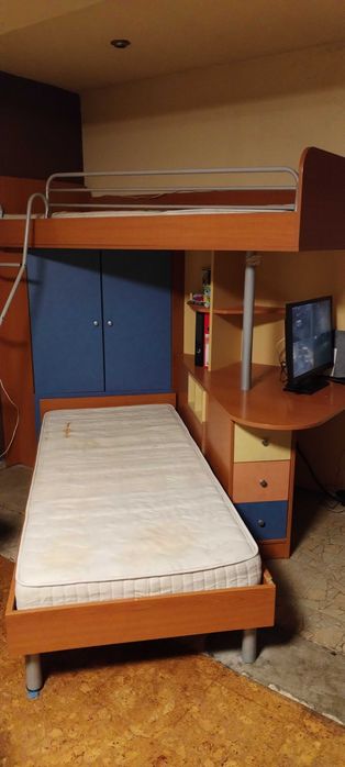 Двуетажно легло с бюро и гардероб