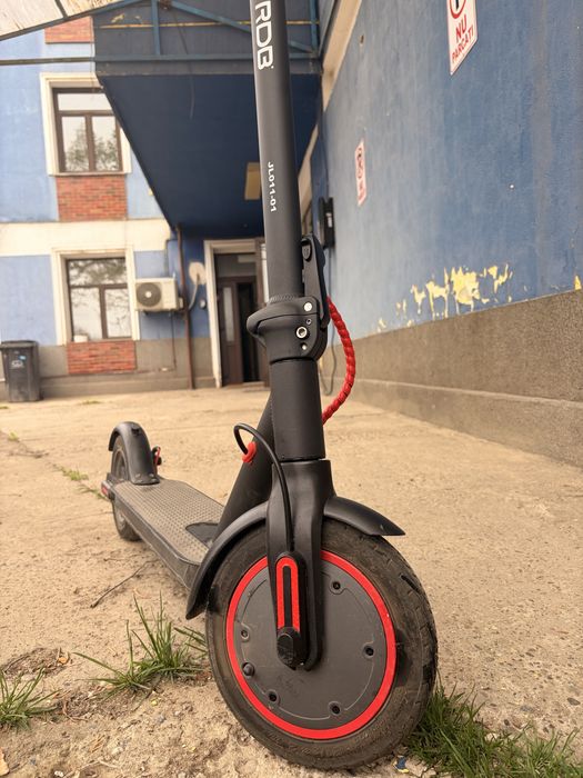 Ideala electrica 6-10 ani- Trotineta electrica RDB JL011-01 fara permis 350W 25 km/h 36V6.6Ah autonomie 20 km roti 9.1" lumini LED