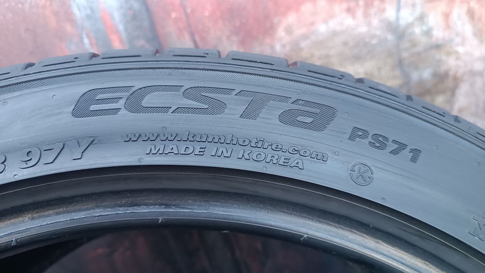 245/40/18 Kumho .