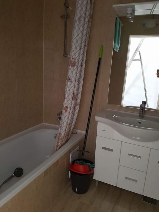 Vand apartament semidecomandat