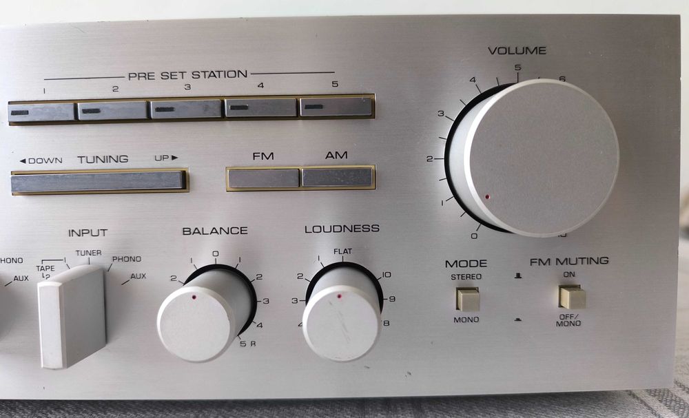 Продавам аудио усилвател Ямаха R700