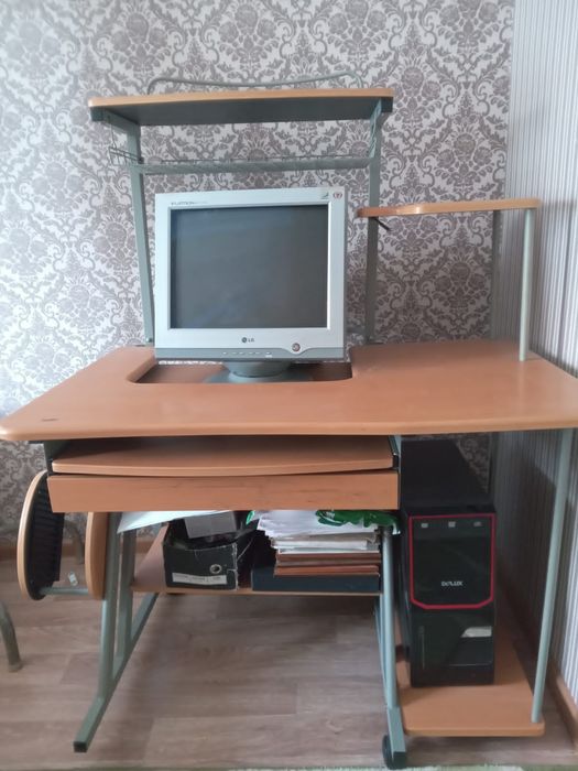 Продается компьютерный стол и компьютер