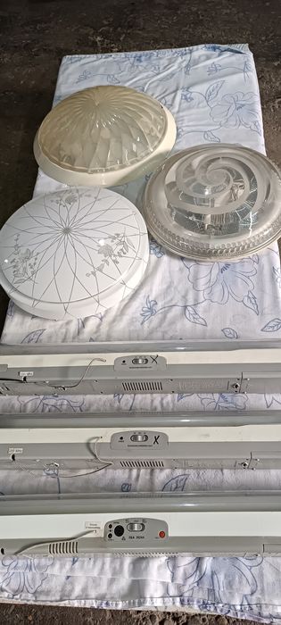 Лампы длинные , плафоны.