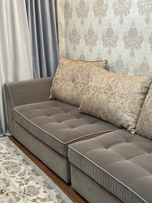 Диван с двумя пуфиками