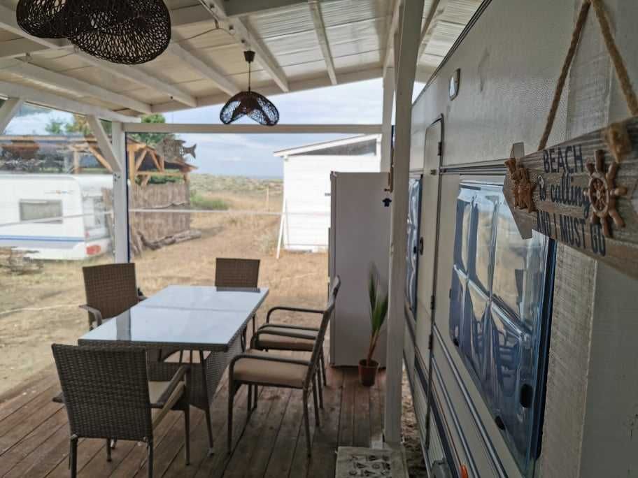 Продвам каравана с изграден обзаведен навес-къмпинг Китен