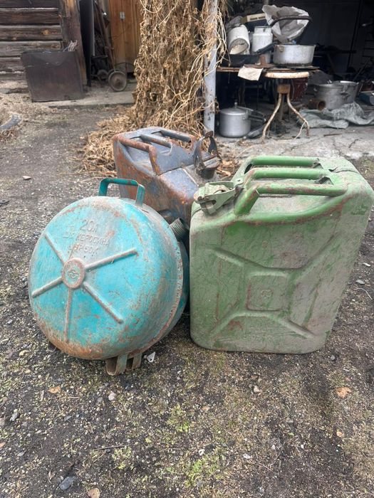 Канистры 20 литровые .