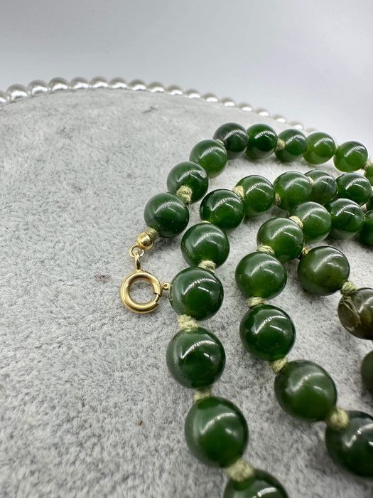 Colier cu jad verde si inchizatoare din aur de 18k