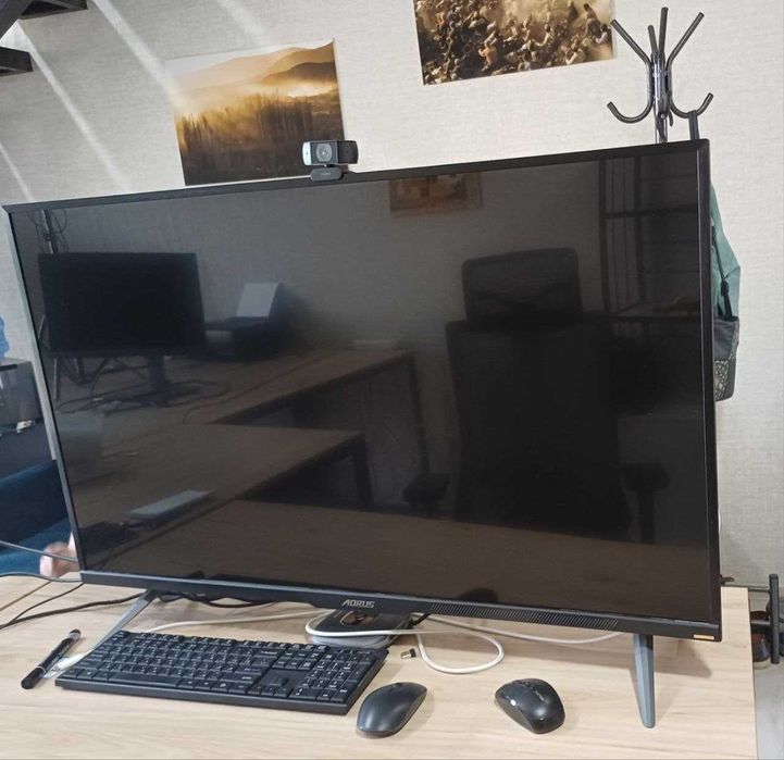 Монитор GIGABYTE AORUS FV43U с экраном QLED 43 дюйма.