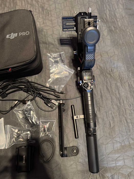 DJI RS 2 PRO Stabilizator Gimbal pe 3 Axe Combo