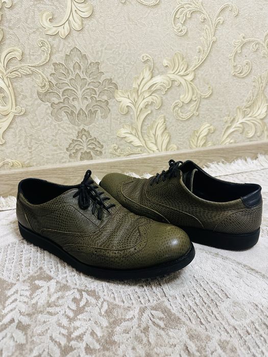 Продаётся мужская обувь.