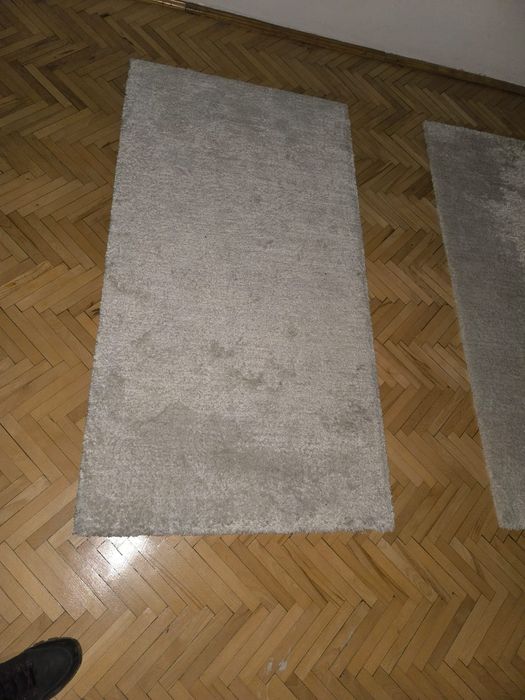 Vand 2 covoras de culoare bej