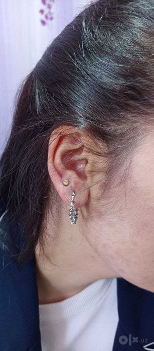 Quloq Teshish kichkina qizla uchun uyizdan chiqmagan holda