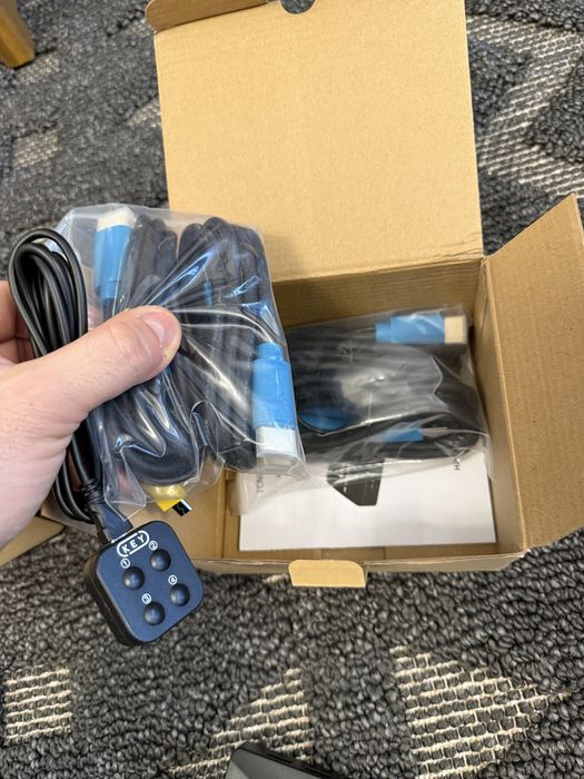 Switch KVM tip dockingstation pt 4 pc si un monitor