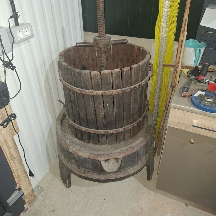 Vand teasc din lemn pentru zdrobit struguri dar si pentru colecționari si rustic