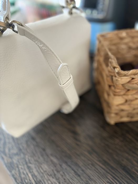 Love Moschino ест кожа