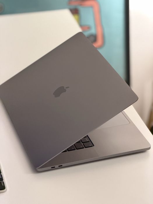 Apple MacBook Pro 16” – Core i7, 16 GB RAM, 512 GB SSD