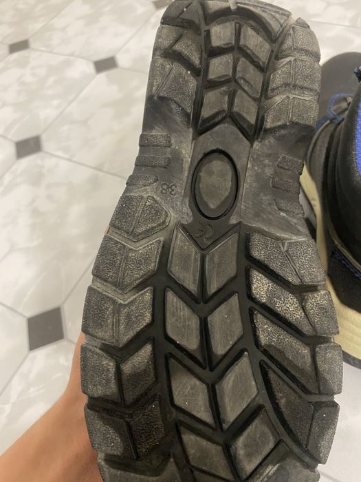 продаются Ботинки