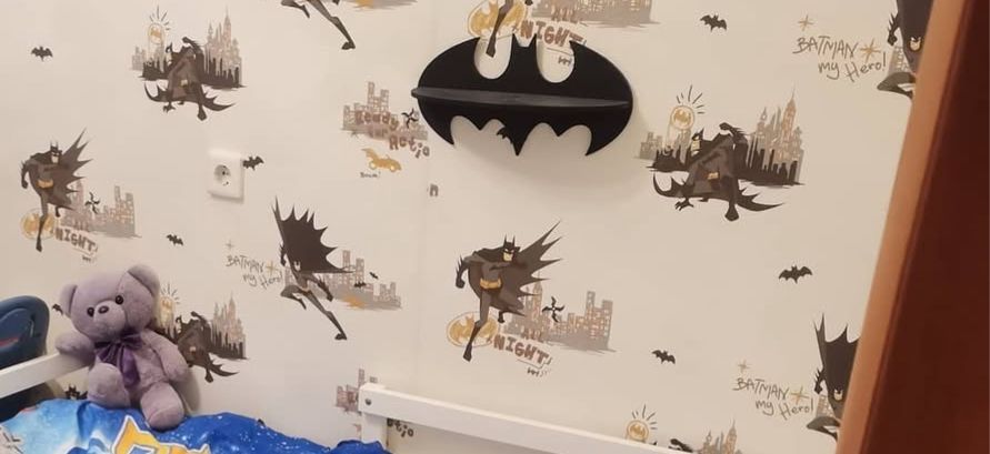 Полочка над кроваткой под светильник